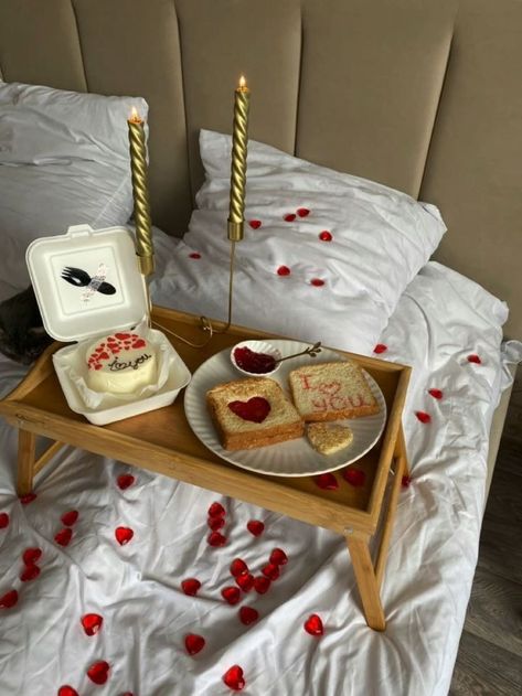 Breakfast For Boyfriend, Galentines Aesthetic, Romantic Dinner Tables, Desk Snacks, Valentines Day Aesthetic, Romantic Dinner Decoration, Aesthetic Valentines, Romantic Room Decoration, Valentines Date Ideas