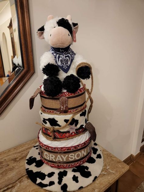 Highland Cow Diaper Cake, Cowboy Baby Shower Gift Ideas, Cow Diaper Cake, Western Baby Shower Cake For Boys, Creative Diaper Cakes, Cow Diaper Cake Baby Boy, Western Diaper Cake, Cowboy Diaper Cake, Western Diaper Cake Boys