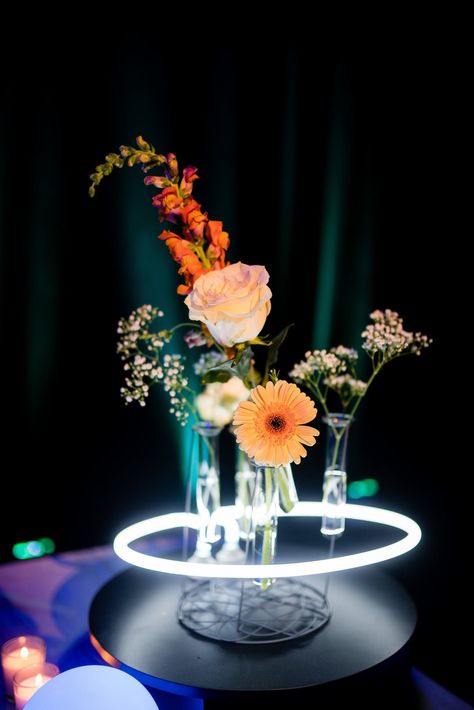 Everything looks better with the right lighting. Find out why your next party should be a neon one. Neon Table Centerpieces, Corporate Event Centerpieces, Unique Event Ideas, Gala Centerpieces, Led Centerpieces, Futuristic Party, Pop Up Party, Indoor Fireworks, Luxury Event Decor