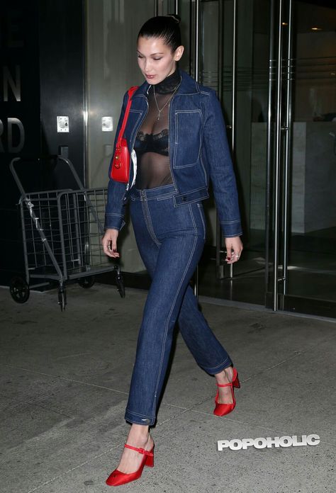 Blue Two Piece Outfit, Sheer Top Outfit, Blue Sheer Top, Body Transparent, Bella Hadid Street Style, 80s Jeans, Body Noir, Models Off Duty Style, Party Trends