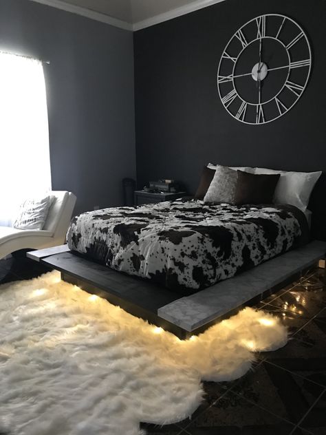 Floating bed Glam Rooms, Bachelor Bedroom, Design Ložnic, Halloween Bedroom Decor, Floating Bed Frame, Pallet Beds, Amazing Houses, Dark Bedroom, Floating Bed