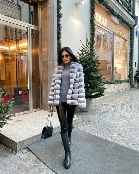 Chinchilla Fur Coat, Chinchilla Coat, Fur Coat Outfit, Branded Outfits, Chinchilla Fur, Coat Outfit, Zermatt, Coat Outfits, Fur Coat