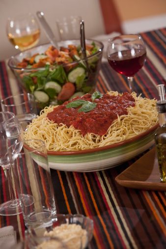 How to Make a Lot of Spaghetti & Keep It Warm | eHow.com Pasta Bar, Best Camping Meals, Cooking Spaghetti, How To Make Spaghetti, Spaghetti Dinner, Homemade Spaghetti Sauce, Homemade Spaghetti, Easy Camping Meals, Cooking For A Crowd