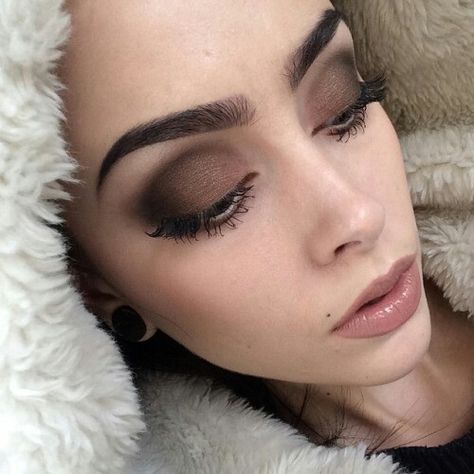 Big eyelids ♡ I need this. Big Eyelids, Johanna Herrstedt, Eyebrows Goals, Burgundy Lipstick, Fake Lips, Long Wear Lipstick, Beauty Tips For Hair, Makeup Clothes, Stunning Eyes