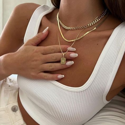 Clean Aesthetic Jewelry, Styling Jewelry Outfit, Gold Jewlerie Aesthetic, Julery Aesthetic, Jelewry Gold, Necklace Stack Mixed Metals, Gold Chains Aesthetic, Minimal Jewelry Aesthetic, Golden Necklace Jewellery