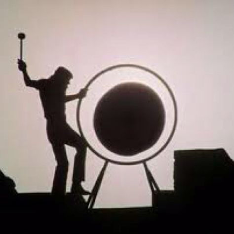 Roger Waters and his beloved gong. Pink Floyd Pompeii, Pink Floyd Echoes, Pink Floyd Tattoo, Pink Floyd Live, Atom Heart Mother, Pink Floyd Art, Richard Williams, Deco Studio, Roger Waters