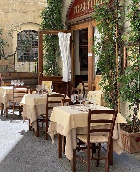 Italian Restaurant Interior, Italian Restaurant Decor, Italian Cottage, Italian Bar, Italian Cafe, Italian Aesthetic, Outdoor Cafe, Princess And The Frog, Italy Aesthetic