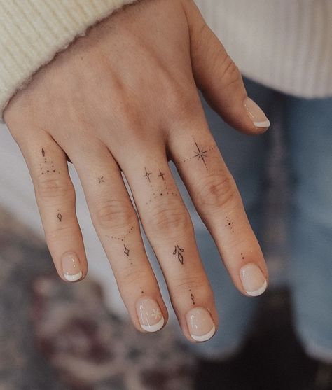 Simple Finger Tattoo, Toe Tattoos, Tattoo For Boyfriend, Small Finger Tattoos, Finger Tattoo For Women, Hand And Finger Tattoos, Ring Finger Tattoos, Handpoke Tattoo, Hand Poked Tattoo