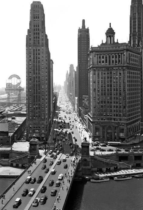 1940s - Michigan Avenue - Growing up in Chicago Chicago History Photos, Michigan Avenue Chicago, Chicago Pictures, Chicago History, Michigan Avenue, Chicago Photos, My Kind Of Town, The Windy City, American Cities