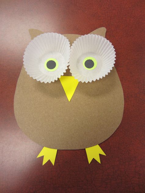 Basic Owl Craft: Cut out owl, beak and claw shapes. Punch or cut two bright colored circles and two slightly smaller black circles. Glue black circles onto the center of colored circles and glue in cupcake liners. Glue the liners, claws and beak onto the owl shape. You now have an adorable owl! Preschool Owl Crafts Easy, Owl Kindergarten Craft, Pre K Owl Craft, Owl Toddler Craft, Easy Owl Craft, Preschool Owl Crafts, O Is For Owl Craft, Owl Preschool Crafts, Owl Craft Preschool