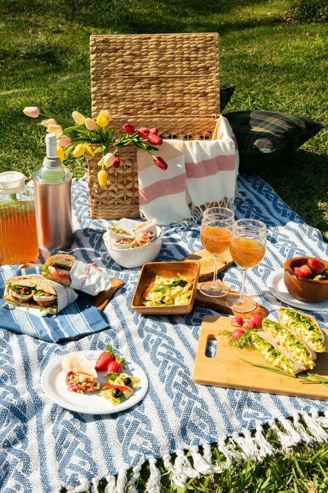 Outdoor Picnic Ideas, Winery Picnic, Picnic Basket Diy, Community Picnic, Luxury Picnic Basket, Romantic Picnic Food, Antique Picnic Basket, Big Picnic, Gourmet Picnic