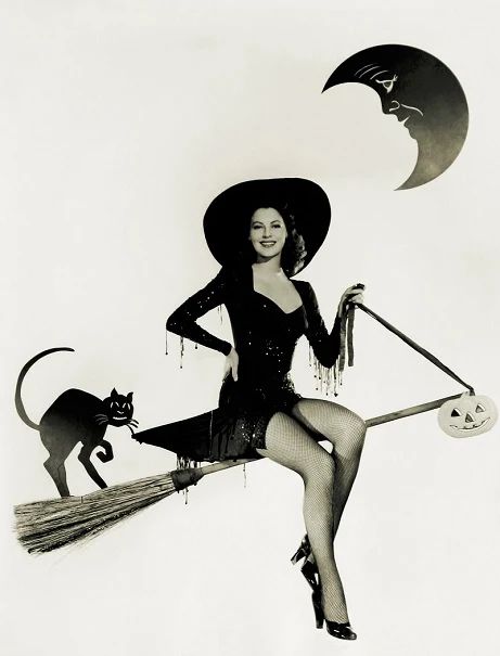 Fall Merch, Halloween Pin Up, Halloween Mode, Vintage Halloween Photos, Halloween Decor Diy, Happy Haunting, Image Halloween, Pin Up Vintage, Lana Turner