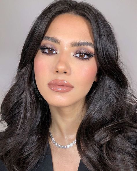 INBEAUT MAGAZINE on Instagram: “Makeup @claudianeacsu  Model @biancatudorr  #inbeautmag” Cut Hair At Home, Formal Makeup, Soft Glam Makeup, Makeup Makeover, Medium Length Hair, Gorgeous Makeup, Stylish Hair, Glam Makeup, Pretty Makeup