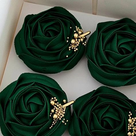 Emerald And Gold Cupcakes, Dark Green Cupcakes, Emerald Green Cupcakes, Emerald Green Cake, Christmas Cakesicles, Rose Frosting, Oct Wedding, Cupcake Toppings, Silver Cupcakes