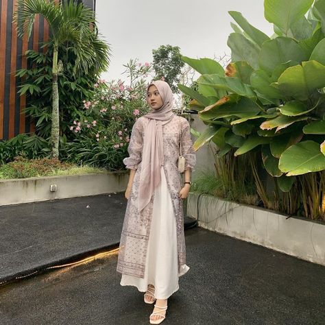 Elegant Lace Dress with White Skirt for a Casual Look Dress Kebaya Modern Hijab, Lace Outer Hijab, Dress Kebaya Modern, Tunik Hijab Style, Eid Outfits Ideas, Lebaran Outfit, Mix And Match Outfits Hijab, Dress Brokat Modern, Ootd Korean Style