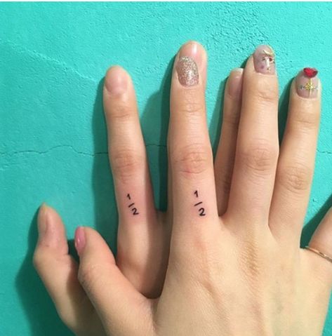 Sisters Twin Tattoos, Romantic Tattoo, Cute Finger Tattoos, Tattoo Placements, Matching Best Friend Tattoos, Bestie Tattoo, Finger Tats, Epic Tattoo, Couples Tattoo Designs