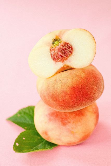 Found this photo on pinterest and started looking at the artist's work. Lots of great ideas and beautiful images. Love the peach on peach! - by zapxpxau Flat Peaches, Donut Peach, Fresh Fruit Recipes, Peach Lips, Peach Aesthetic, Shades Of Peach, Peach And Green, Peaches Cream, Peaches N Cream