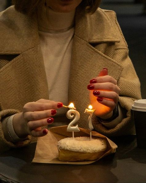 Birthday In Coffee Shop, Birthday Donuts With Candles, Birthday Cake Photography Ideas, Birthday In Cafe Photography, Fall Photoshoot Birthday, Birthday Zhest Idea, B Day Pictures Photo Ideas, Donut Birthday Photoshoot, Candle Birthday Photoshoot