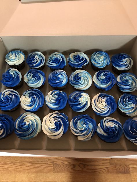 Penn State Cupcake Ideas, Sweet 16 Blue And Silver Theme, Denim And Diamonds Birthday Party, Dark Blue Cupcakes, Navy Blue Cupcakes, Blue Snacks For Party, Dark Blue Food, Cupcake Azul, Dark Blue Party