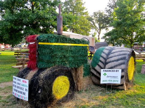 2014 Farm Float Ideas, Diy Hay Bales Prop, Hay Bale Animals, Tractor Made From Hay Bales, Haybale Decorating, Painted Hay Bale Ideas, Hay Bale Slide, Hay Bale Decorating Ideas, Decorated Hay Bales