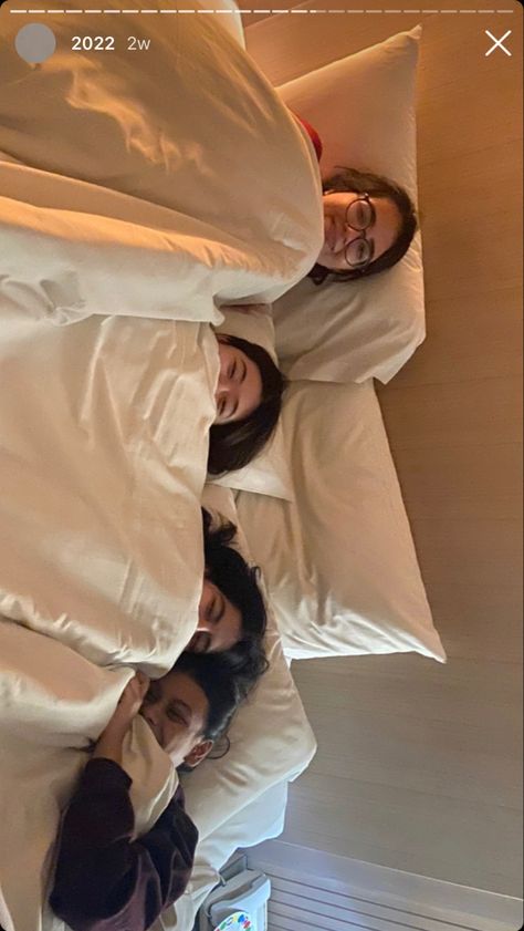 Dorm Sleepover Aesthetic, Hotel Picture Ideas Instagram Friends, Sleepover Ideas Pics, Hotel Room Pictures With Friends, Friends In Hotel Aesthetic, Girls Sleepover Party Aesthetic, Hotel Girls Night Aesthetic, Bestie Hotel Pics, Sleepover Pictures Aesthetic