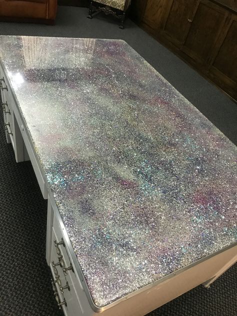 Gorgeous glitter desk diy  freemasontomansion.wordpress.com/2017/07/03/glitter-desk-⭐️/ Glitter Decorations Diy, Diy Glitter Home Decor, Glitter Furniture Diy, Glitter Vanity, Glitter Desk, Glitter Bedroom, Glitter Home Decor, Glitter Furniture, Glitter Paint For Walls