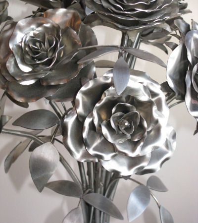 Potential welding project - flower Junk Metal Art, Metal Sculpture Artists, Metal Roses, Welding Art Projects, Metal Tree Wall Art, Tig Welding, Steel Sculpture, Metal Tree, Metal Projects