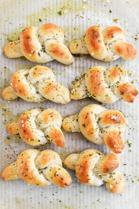 Garlic Knots Pizza Dough, Garlic Knot Pizza, Garlic Parmesan Knots, Two Ingredient Dough, Super Easy Appetizers, Garlic Knots Recipe, Gunny Sack, Foil Packs, Garlic Knots