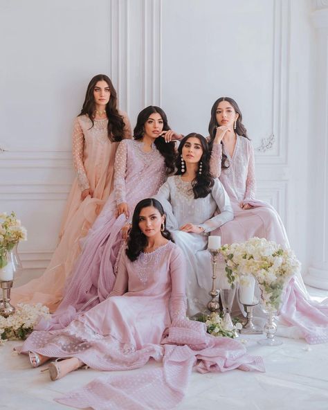 Wedding Pose With Friends, Bride Photo With Friends, Wedding Photography Poses Friends, Bride Poses With Friends, Groom And Sister Photo Ideas, Bridal Photoshoot With Bridesmaid, Wedding Poses With Sister, Poses For Bride To Be, Bride With Friends Photoshoot