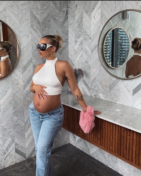 Pregnancy photo white crop top mid wash jeans pink fur bag Pink Fur Bag, Date Outfits Casual, Hot Pregnancy Outfits, Overall Outfits, Cute Outfits Fall, Fashion Outfits Cute, Casual Outfits Cute, Mid Wash Jeans, Pregnant Women Fashion