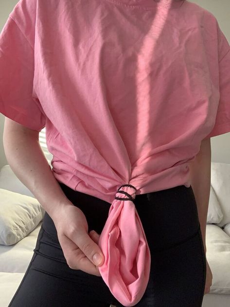 Twist Knot Shirt Diy, Tie Tshirt Knot, Tie Oversized Shirt, Knotted Shirt Diy, How To Knot A Shirt, Ways To Tie A Shirt, How To Knot A Tee Shirt, Tie Shirt Knot, How To Tie A Shirt Knot