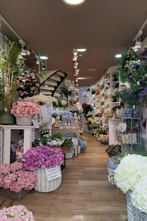 Flower Shop Asethic, Flower Shop Owner Aesthetic, Flower Shop Aesthetic Korea, Small Florist Shop Interior, Floral Shop Aesthetic, Bloxburg Flower Shop, Flower Shop Exterior, Florist Shop Aesthetic, Flower Shop Background