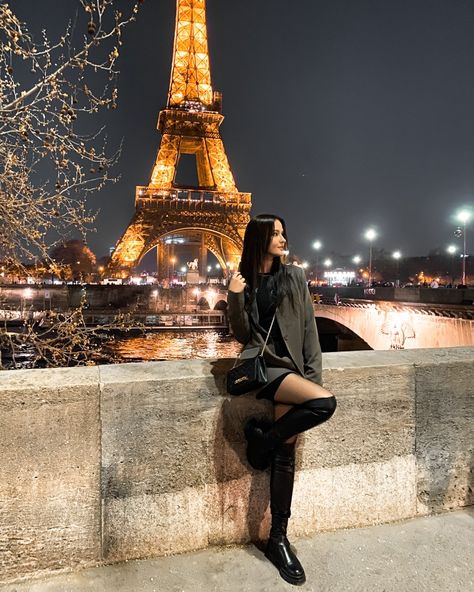 Paris Style Outfit Inspiration Eiffel Tower Paris Style Outfits, Birthday Poses, Europe Travel Outfits, Paris Style, Trip Outfits, Europe Trip, Outfit Winter, Girls Boots, Paris Fashion