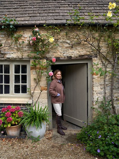 Cotswold Interior Design, Cotswold Cottage Garden, Cotswold Cottage Exterior, Irish Home Exterior, English Farmhouse Interiors, House And Garden Uk, Cotswolds Garden, English Country Cottage Interiors, British Homes Interior