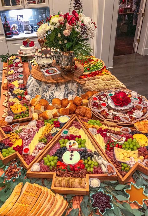 Xmas Grazing Table Ideas, Christmas Tableau Ideas, Grazing Christmas Table, Xmas Grazing Table, Christmas Table Appetizers, Christmas Charcuterie Countertop, Christmas Grazing Table Ideas Diy, Christmas Brunch Grazing Table, Grazing Board Christmas