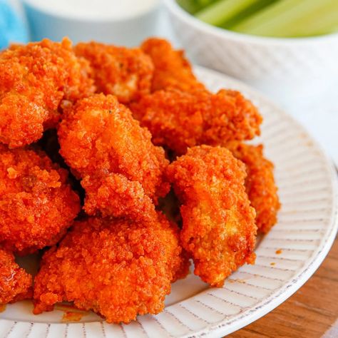 Easy Boneless Chicken Wings Boneless Hot Wings Recipe, Boneless Hot Wings, Boneless Bites, Hot Chicken Wings Recipe, Boneless Chicken Wings, Hot Wing Recipe, Recipes Using Bananas, Boneless Wings, Savory Meals