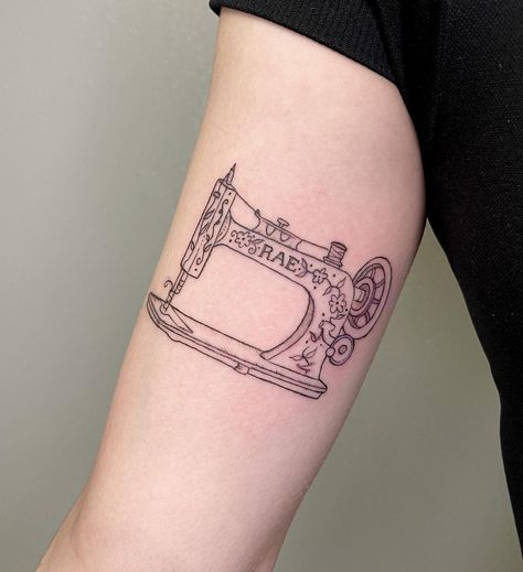 Old Sewing Machine Tattoo, Sewing Machine Tattoos, Vintage Sewing Machine Tattoo, Sewing Machine Tattoo Ideas, Sewing Tattoo Ideas, Tattoo Sewing, Rj Tattoo, Sewing Tattoo, Quilt Tattoo