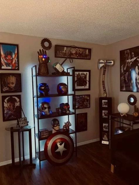 Avengers collection TOTALLY WONDERFUL!!!!! Geek Office Decor, Marvel Game Room, Geek Apartment, Avenger Bedroom Ideas, Marvel Room Ideas, Nerd Bedroom, Nerd Room Ideas, Nerdy Room, Marvel Room Decor