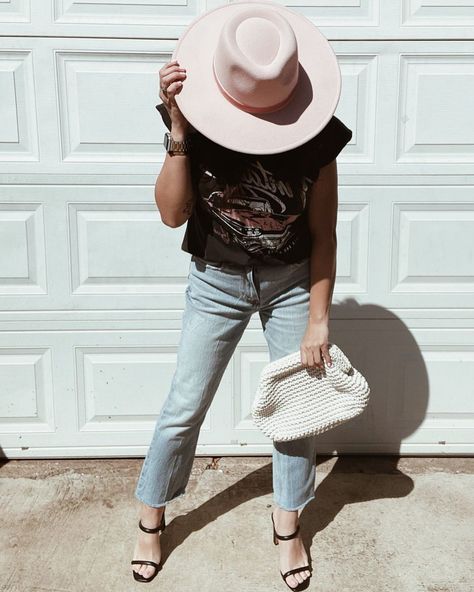 Lightwash boyfreind jeans with graphic tee, pink fedora and a braided clutch Pink Fedora Hat Outfit, Fedora Hat Outfits, Graphic Tee Outfits, Pink Hat, Outfits With Hats, Fedora Hat, Panama Hat, Forever 21, Fedora