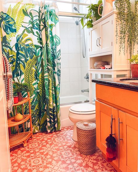 Colorful House Decor, Renter Friendly Decorating, Colorful Boho Home, Toilet Cabinet, Beautiful Bathroom Decor, Bathtub Decor, Flat Decor, Eclectic Bathroom, Rental Decorating