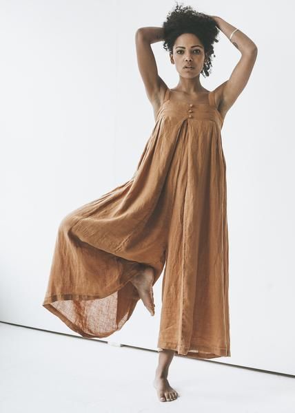 Black Crane - Origami Jumper in Rust 🌿magickbohemian Vetement Hippie Chic, Kain Linen, Flowy Jumpsuit, Haine Diy, Solid Color Jumpsuits, Loose Jumpsuit, Cotton Jumpsuit, Linen Jumpsuit, 여자 패션