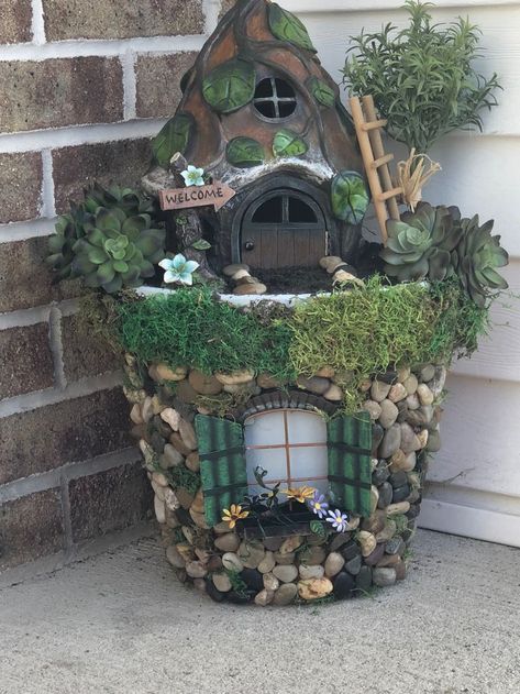 Clay Pot Gnome House, What To Do With Stumps Ideas, Fairy Garden Plant Pot, Fairy Village Garden, Plant Pot Fairy House, Fairy Gnome Garden, Cactus Fairy Garden, Fairy House Pot, Plant Pot Fairy Garden