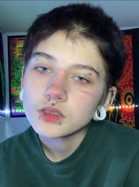 Face Piercings Aesthetic Grunge, Guys With Face Piercings, Short Hair And Piercings, Boy With Piercings, Masculine Piercings, Aesthetic Piercings Face, Face Piercings Aesthetic, Alt Piercings, Piercing Inspo Face