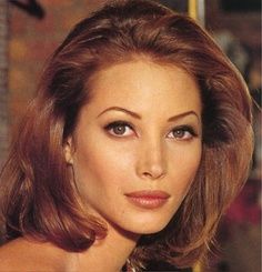 90's Makeup Christy Turlington 90s, 90's Makeup, 1990s Hair, 90s Makeup Trends, 90s Makeup, 90s Hairstyles, Fresh Hair, Christy Turlington, New Haircuts