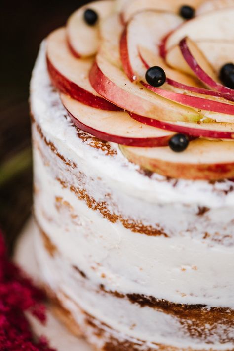 cake with apple slices - photo by Annmarie Swift Photography https://ruffledblog.com/autumn-orchard-romance-inspiration-shoot Apple Cake Wedding, Apple Pie Wedding Cake, Apple Themed Cake, Apple Cake Decoration, Apple Wedding Cake, September Cake, Rosette Cake Wedding, Romance Inspiration, Wedding Cake Art