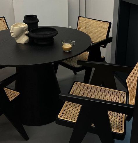 Black Dining Room Chairs, Column Design, Rattan Dining Chairs, Wicker Chairs, Dining Table Black, Decoration Design, Round Dining, 인테리어 디자인, Home Decor Inspiration