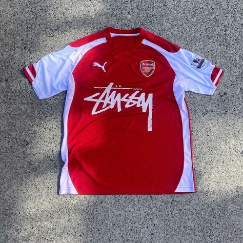 Football Shirt Outfit, Arsenal Jersey, Jersey Fits, Stussy Logo, Football Jersey Shirt, Football Jersey Outfit, Football Top, Retro Jersey, Jersey Tshirt