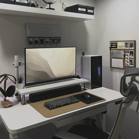 A battlestation by u/Ok-Ordinary-6462. White Desk Setup, Setup Pc, Setup Inspiration, Dream Setup, Computer Desk Setup, Home Studio Setup, Pc Gaming Setup, Desktop Setup, Minimalist Desk