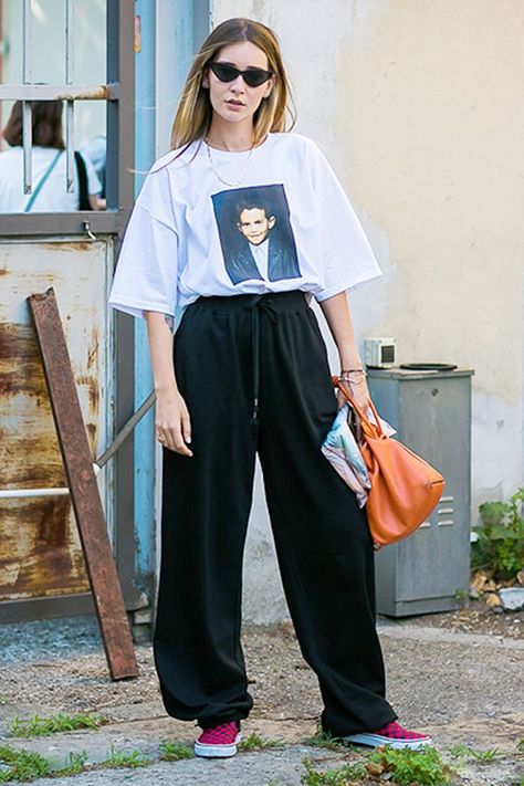 Ever wondered how to wear an oversize T-shirt somewhere other than bed? We're highlighting the coolest ways to wear your too-big tee. Big Shirt Outfits, Oversized Tshirt Outfit Korean, Big Tshirt Outfit, Big T Shirt Outfits, Wide Pants Outfit, Baggy Tshirt, Baggy Outfits, Oversized Shirt Outfit, Jeans And T Shirt Outfit