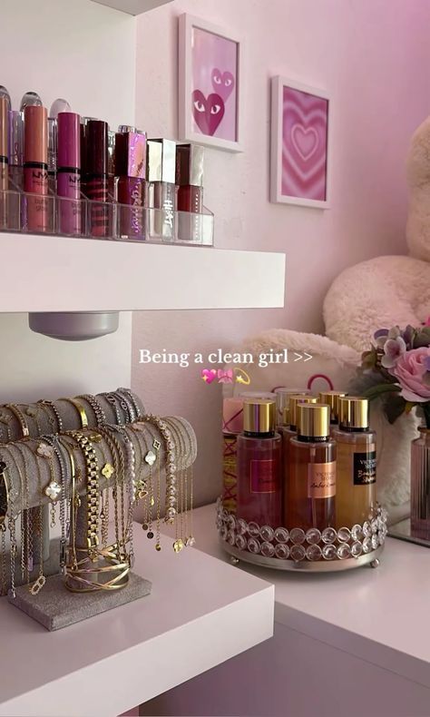 Vanity Aesthetic Organization, Room Inspiration Clean Girl, Aesthetic Vanity Organization, Vanity Room Aesthetic, Perfume Organization Aesthetic, Makeup Desk Decor, Vanity Organization Ideas Bedroom, Beauty Room Organization, Aesthetic Vanity Ideas